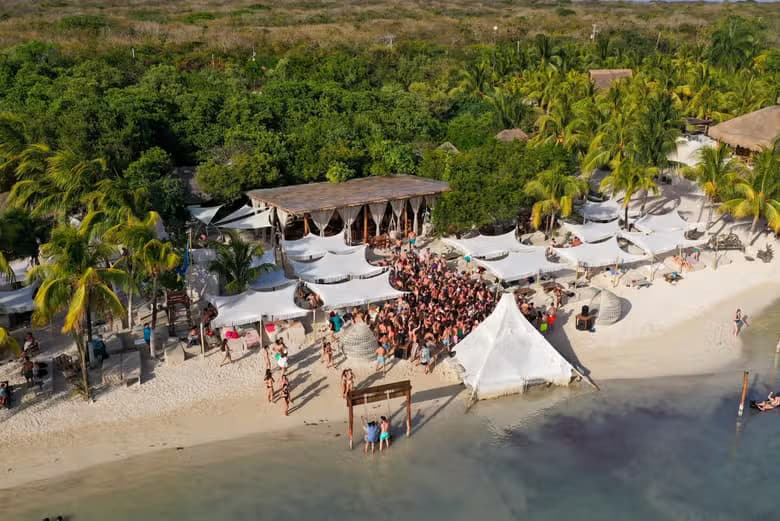 Fiesta en una playa de Isla Mujeres - photo 2